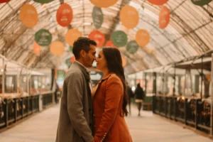 Casal apaixonado na rua coberta de Gramado