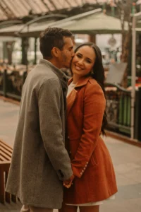 Casal na rua coberta de Gramado