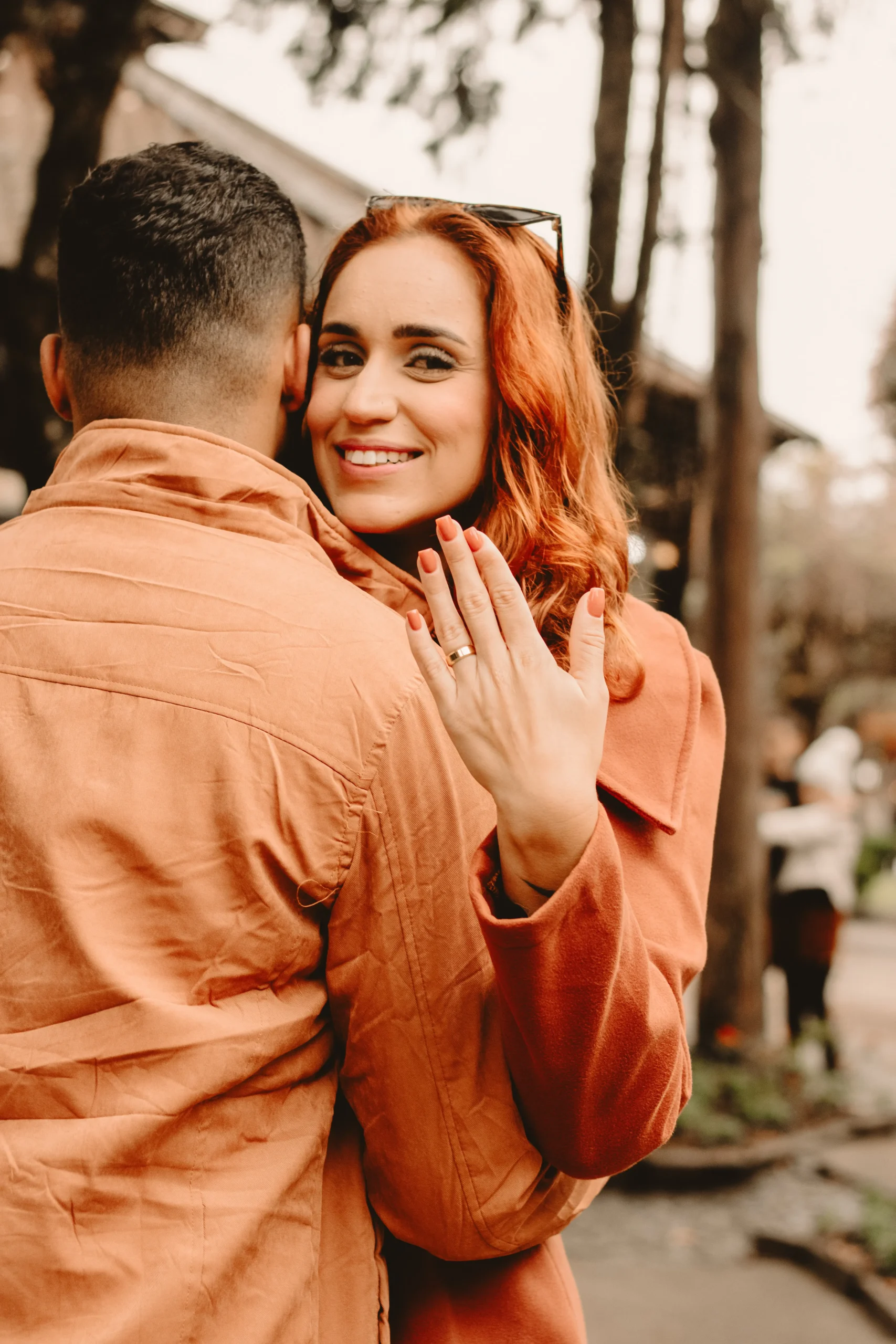 Noiva mostra seu anel de noivado em Gramado