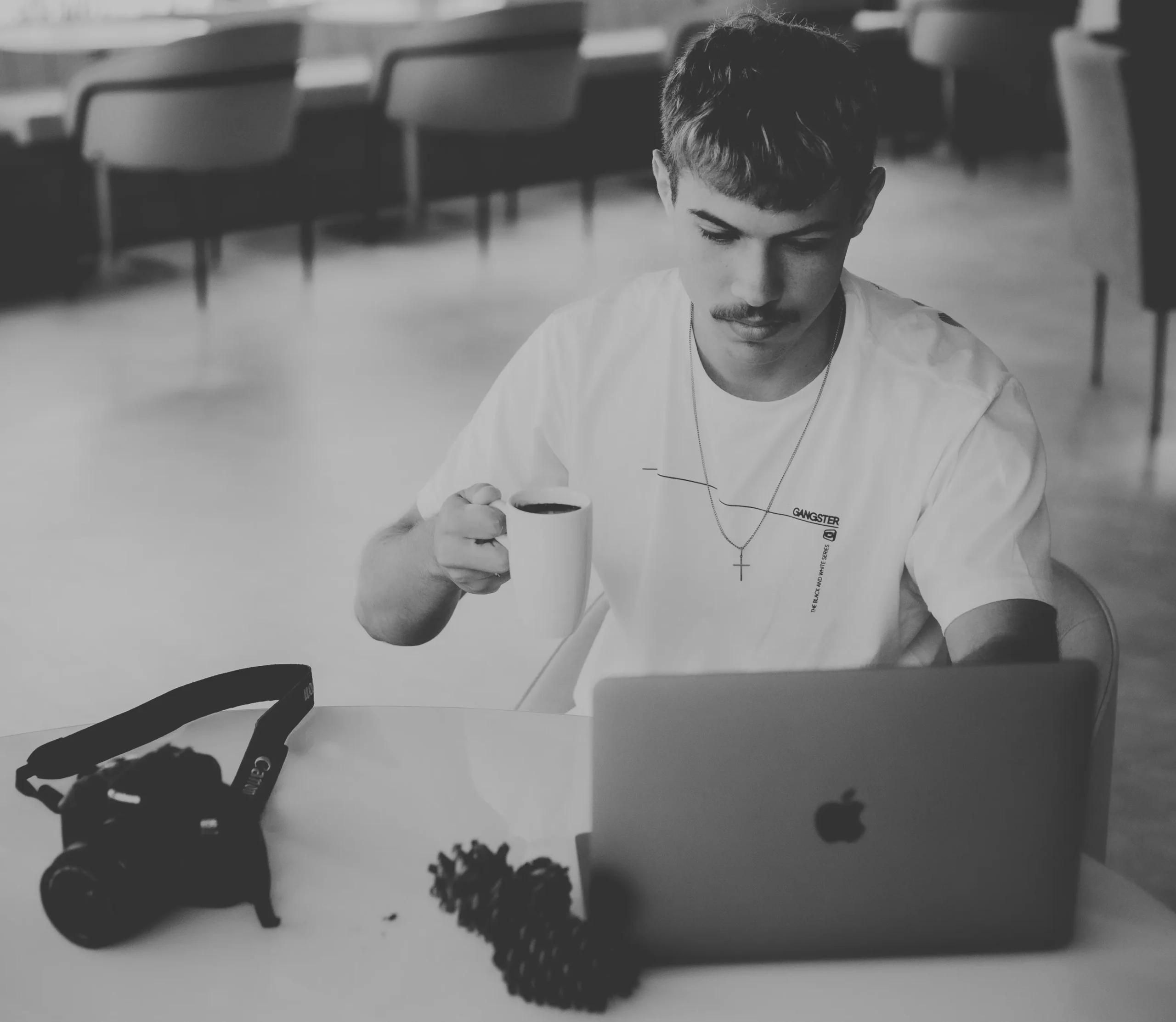 um jovem fotografando em Gramado